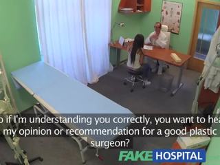 Fakehospital mjeshtër seksualisht sets patients fears në pushim që të saj cica