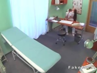Stupendous νοσοκόμα κοντά στο μέτωπο ιατρικό άνθρωπος