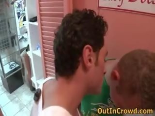 Dos gays tener algunos sucio película en la desgaste tienda 4 por outincrowd