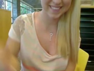 Tasha nuo www.mysluttycams.com merginos čiurkšlė į biblioteka vakar