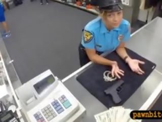 Stor pupper politiet offiser pawns henne fitte til penger