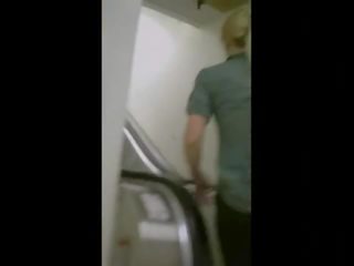 Captivating puwit sa isang escalator sa yoga pantalon