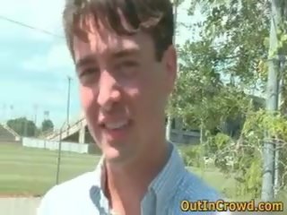 Attraktiv schnuckel genießt draußen homosexuell sex video auf die grass