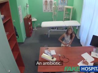 Fakehospital blyg charmig ryska cured av penisen i mun och fittor behandling