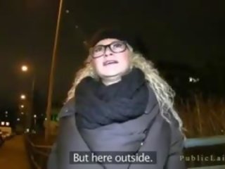 Blond med briller fucks i offentlig hallway