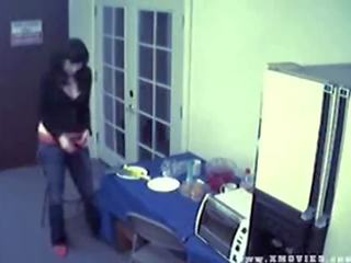 Betrapt op camera masturberen met fruit