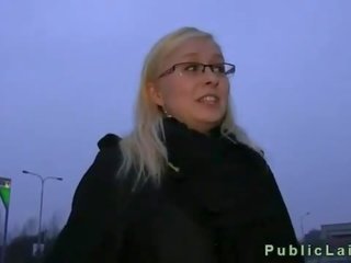 Sjenert blond med briller knullet og blir sædsprut i offentlig