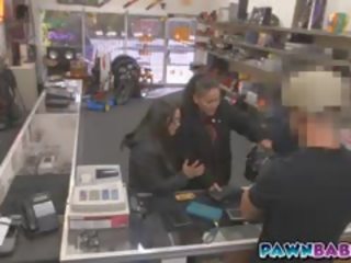Cô gái pussies có đập với cops to thành viên