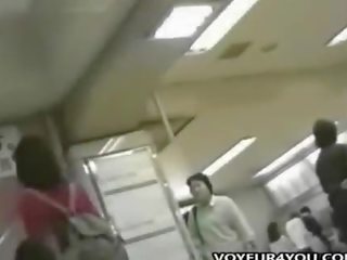 Japans schoolmeisje onder het rokje slipjes heimelijk videoed