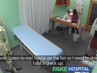 Fakehospital intern decides špinavý video je the nejlepší léčba dostupný