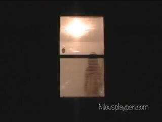 بصاصة peeping tom thru ل هل نبقى اصدقاء نافذة