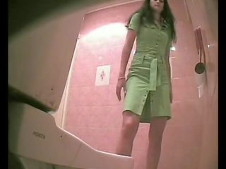 Pub kúpeľňa špionážna kamera - dievča prichytené čúranie