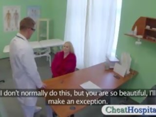 Blond pasient railed av en forfalskning healer