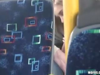 Youth viser en par å ha voksen film i den buss