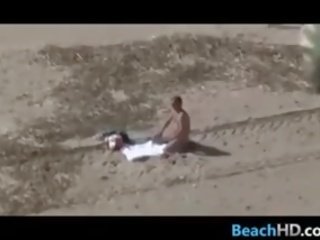 Espionaje en cachonda gente en la playa