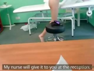 وشم امرأة سمراء مارس الجنس بواسطة medic في زائف مستشفى