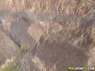 Napanood asyano urinating