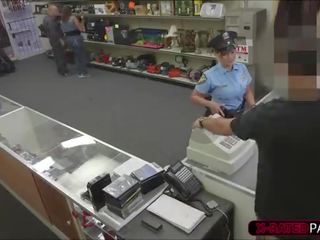 Captivating polisiýa officer wants to pawn her stuff ends up in the ofis