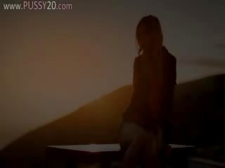 Sunset en malibu en art pose mov