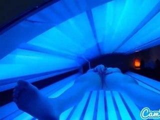 Ýaşlar latin gets tutulan rubbing her amjagaz while using a tanning bed