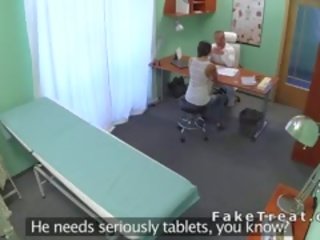 Mjekësore practitioner fucks ruse i durueshëm