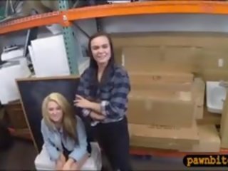 Lesbisk par ha kjønn film med pawn keeper i storage rom