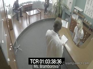 Chude cutie dostaje wytrysk w imitacja szpital