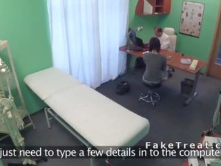 Doc κοντά στο μέτωπο ασθενής επί ένα γραφείο