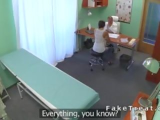 Médico folla rusa paciente