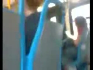 Deze jongen is gek naar ruk af in de bus