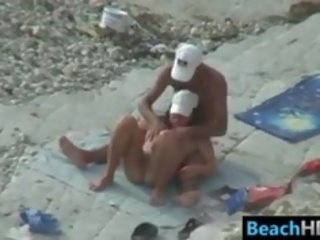 Espionaje en gente en la playa