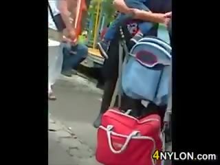 Kekasih dalam yang skirt di yang amusement taman