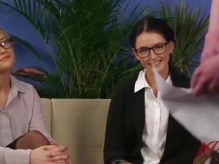 Twee mooi meisjes kijken kerel spuiten zijn laden gedurende een interview
