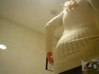 Attraktiv blond im toilette rasiert muschi und hintern nahaufnahmen.