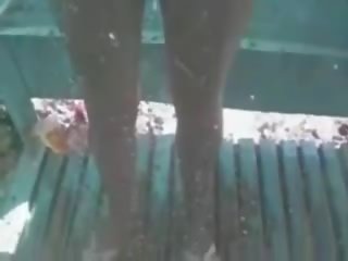 Unggul bokong perempuan pengambilan sebuah pancuran air di tersembunyi kamera
