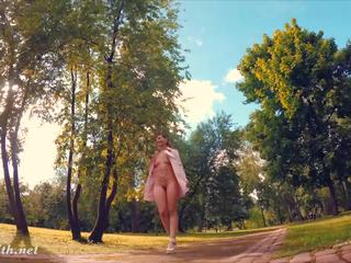 Jeny smith completamente desnudo en un parque tiene pillada