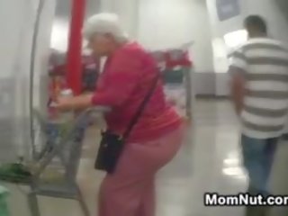 Duży babcia tyłeczek spied na w the sklep