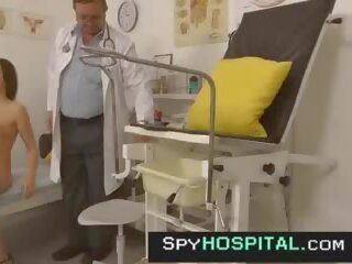 Sterczące osiemnaście checked przez stary ginekomastii lekarski ukryty kamera