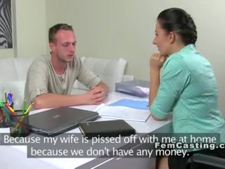 Female agent fucks repairman in an ofis