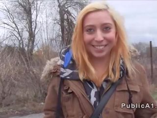 Naive blonda fucks pentru bani în public