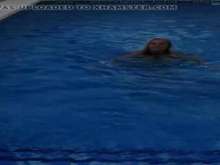 Enticing bbw milf în the inotand piscina