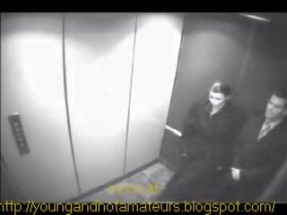 Мацка гадно тя шеф при elevator за а плащане повишаване на