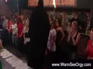 Wanita berpakaian dan lelaki bogel/ cfnm mendapat api pembakaran untuk penari telanjang zakar/batang