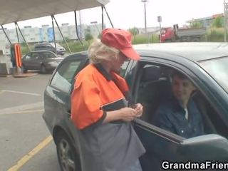 Cachonda abuelita toma dos gallos en la fields