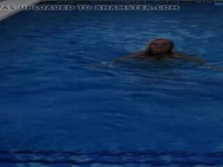 Enticing товстушка матуся в в плавальний басейн