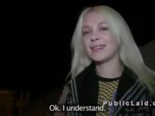 Prowokacyjny rosyjskie blondynka ma publiczne pieprzyć