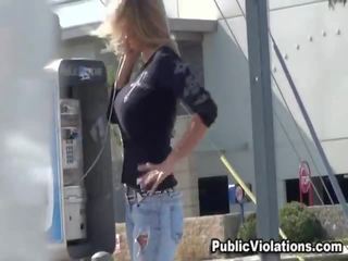 Gorda jovem mulher dentro azul jeans falante para o rua chamada