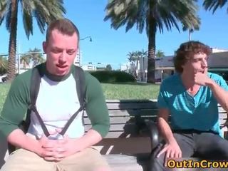Dos homosexual tipos conocer en la parque y chupar