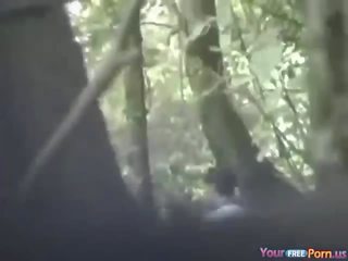 Orang yang menikmati melihat seks busts remaja hubungan intim di itu hutan vid