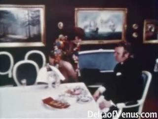 Annata sporco film 1960s - pelosa middle-aged bruna - tavolo per tre